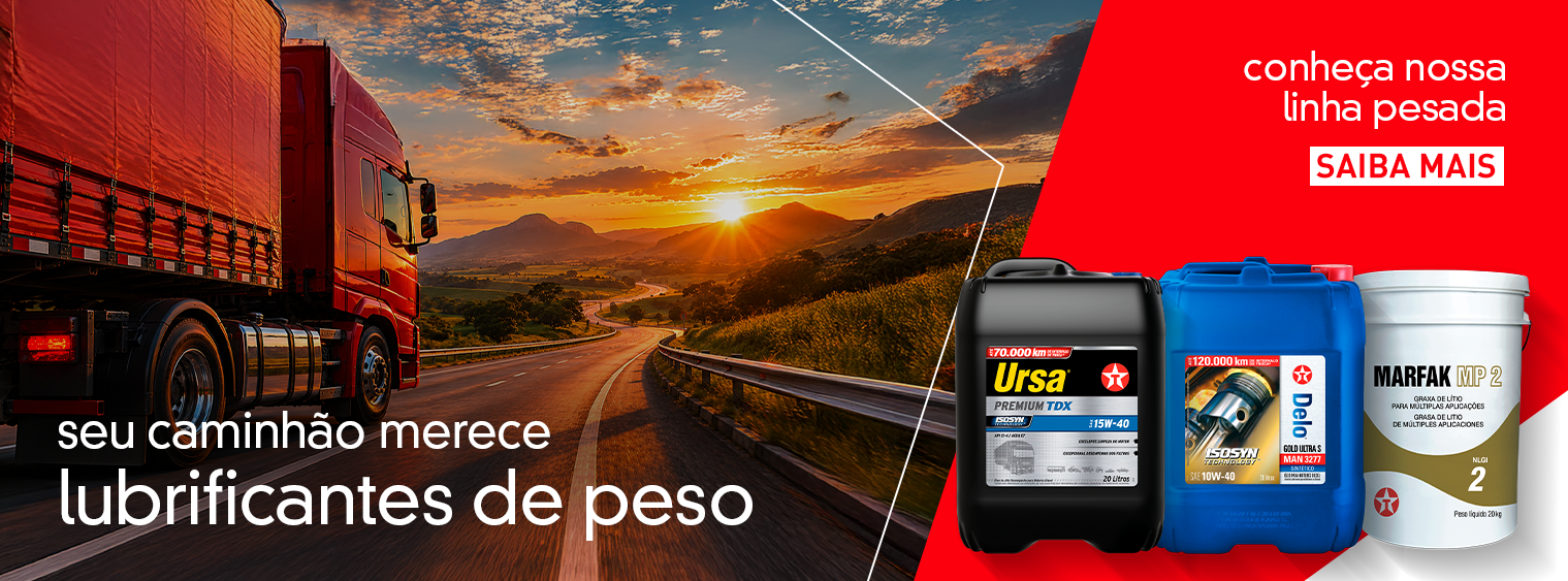 Caminhão atravessando a estrada e produtos Texaco para caminhões